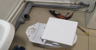 Установка напольного унитаза в Чехове: монтаж под ключ от СантехДомЧхв от 5227 рублей.